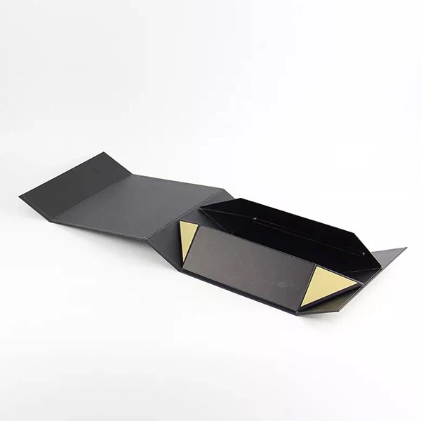 Magnetic folding box